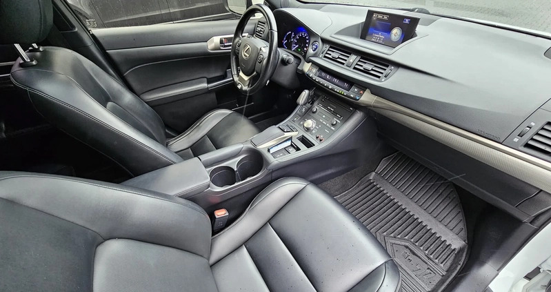 Lexus CT cena 62000 przebieg: 115000, rok produkcji 2016 z Rzeszów małe 137
